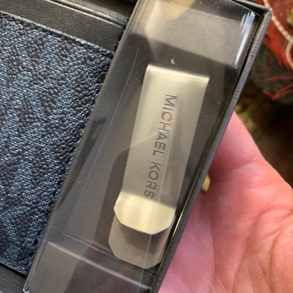 Authentic MK Coated signature card case/money clip - Picture 2 of 10